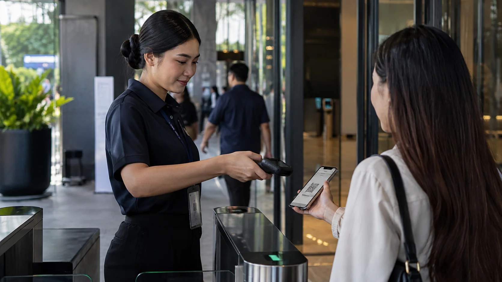 ป้องกัน QR Ticket ใช้ซ้ำ — เจ้าหน้าที่ตรวจตั๋ว QR ที่จุดเข้างาน