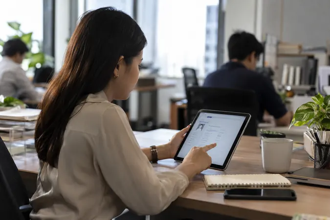 Employee Self-Service ภาพทีม HR และผู้เกี่ยวข้องตรวจสอบข้อมูล