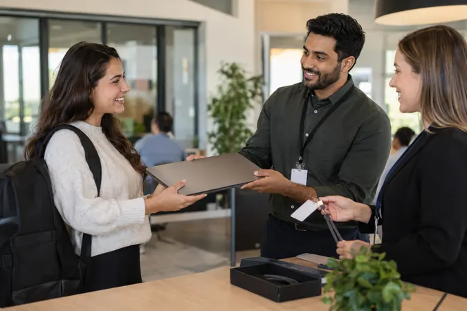 ระบบ Onboarding ภาพทีม HR และผู้เกี่ยวข้องตรวจสอบข้อมูล